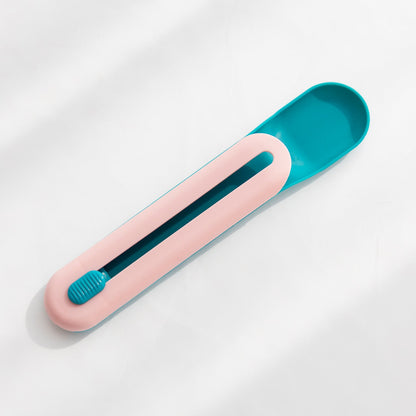 Bichoushop Futterlöffel für Katzen in Blau und Rosa mit praktischem Schiebemechanismus für saubere Fütterung.