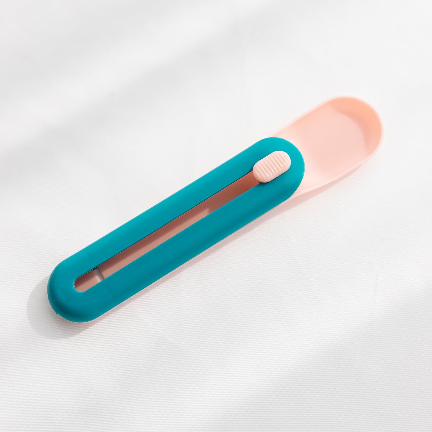 Bichoushop Futterlöffel für Katzen in Blau und Rosa mit praktischem Schiebemechanismus für saubere Snackfütterung